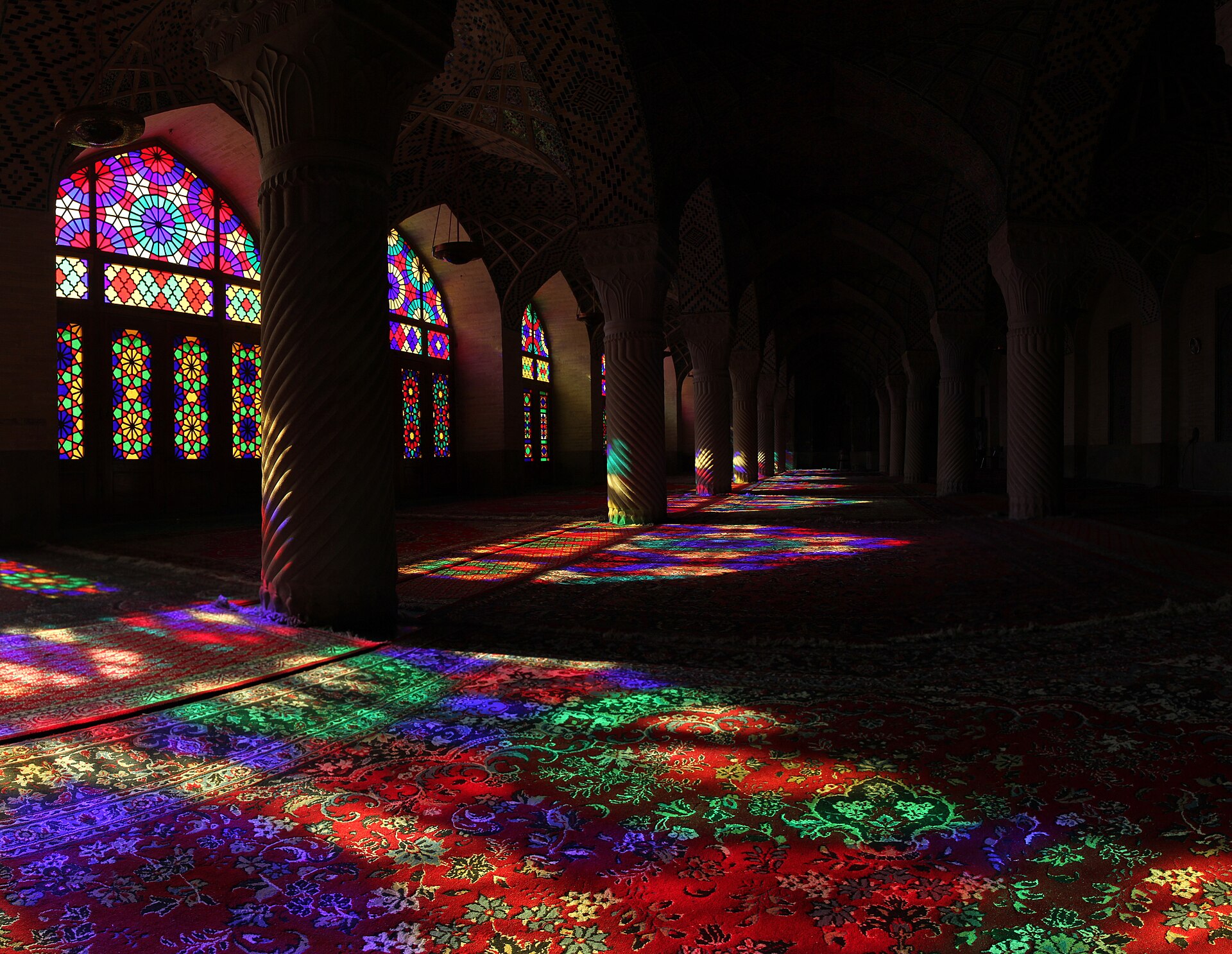 Nasir al-Molk: the mosque where morning turns to colour